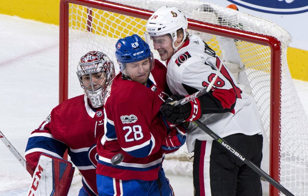 Jakub Jeřábek ve spolupráci s brankářem Carey Pricem řeší zmatky před brankou Canadiens