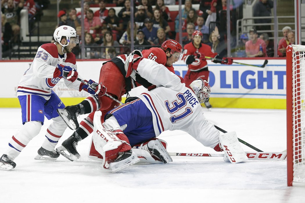 Victor Mete pozoruje, jak si Carey Price poradí s touto nebezpečnou situací