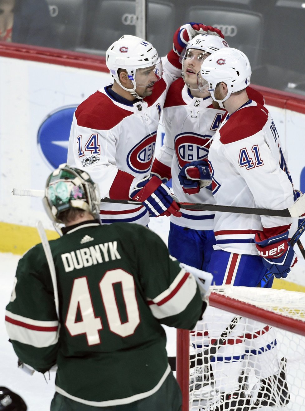 Tomáš Plekanec (vlevo) se raduje s Brendanem Gallagherem z jeho gólu do sítě Minnesoty