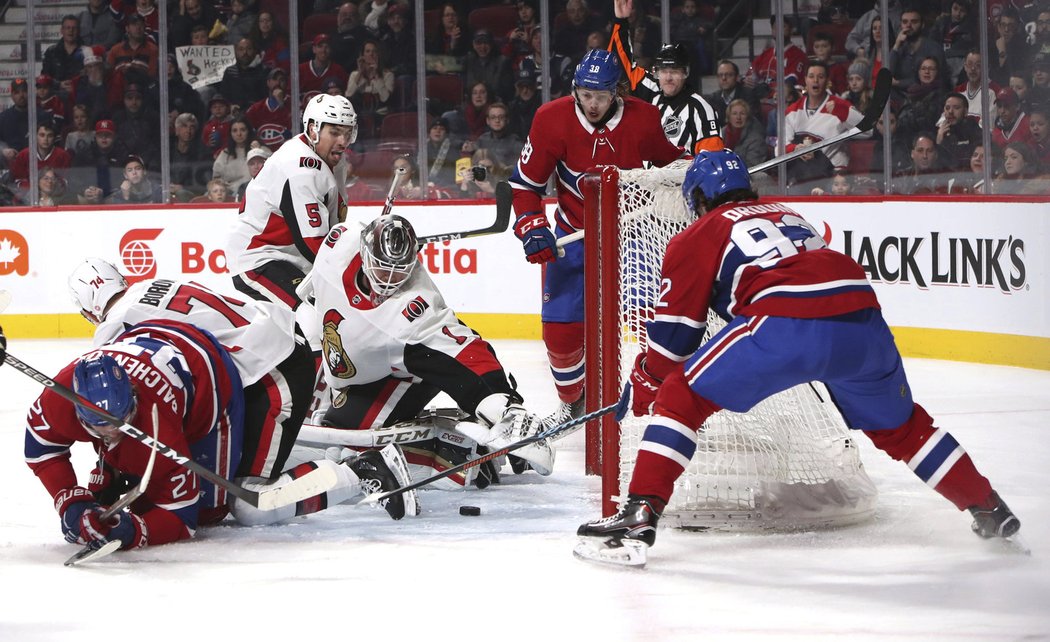 Montrealský útočník Jonathan Drouin se snaží dorazit puk za brankáře Mika Condona