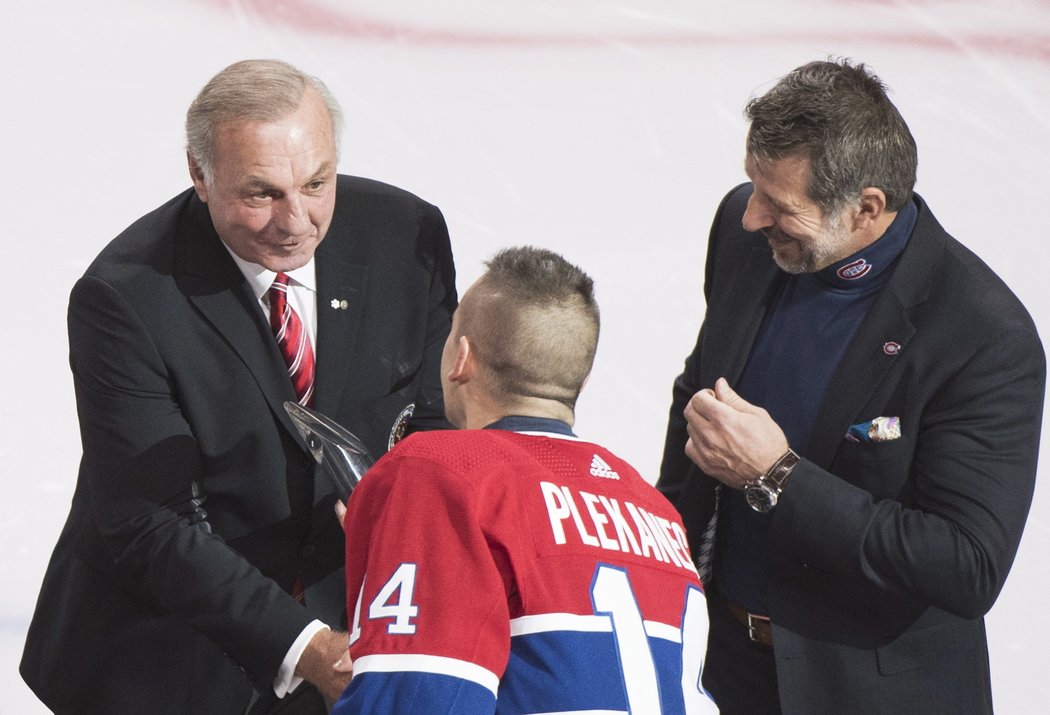 Tomáš Plekanec si třese rukou s legendárním Guyem Lafleurem, přihlíží generální manažer Marc Bergevin