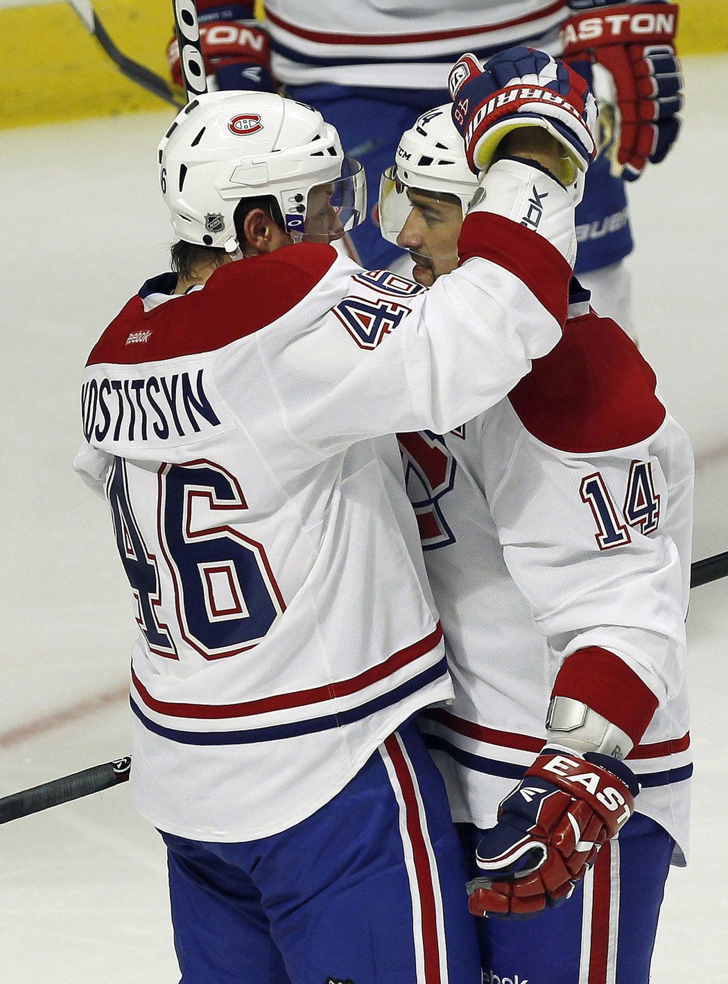 Montrealský Andrej Kosticyn děkuje Tomáši Plekancovi za přihrávku na gól.