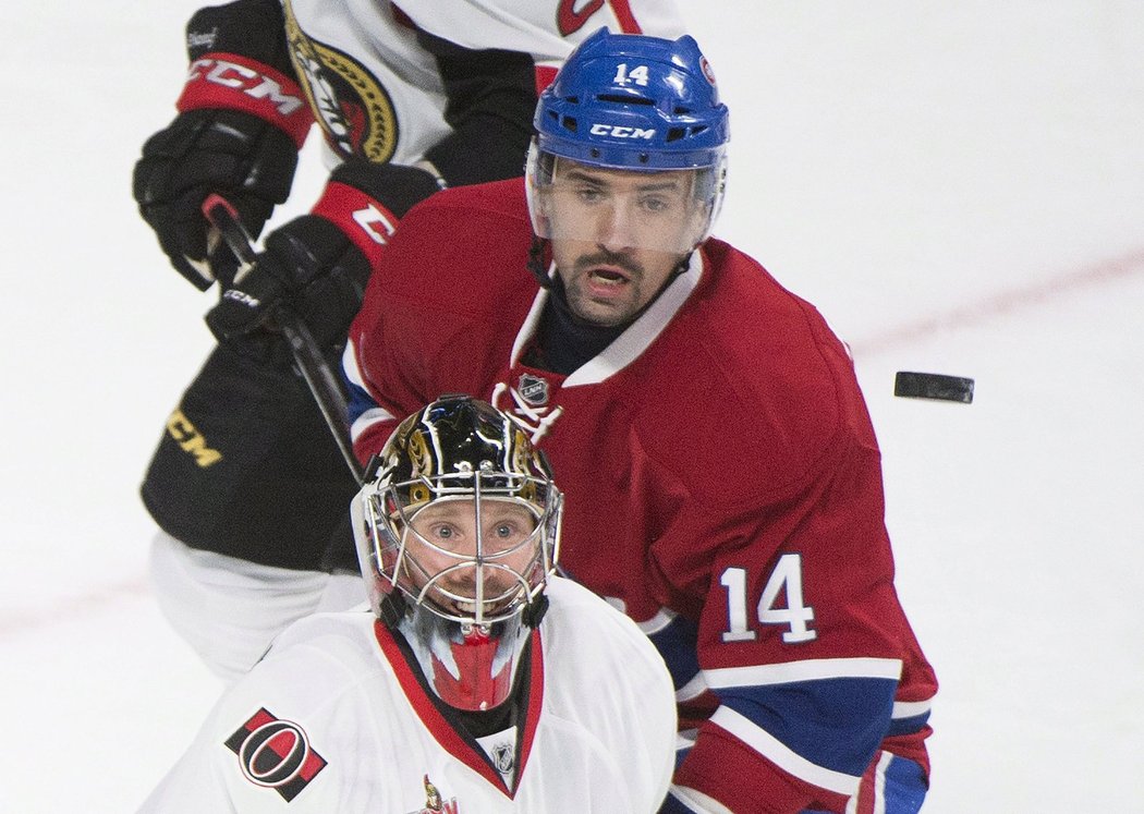 Tomáš Plekanec a Craig Anderson z Ottawy sledují letící puk