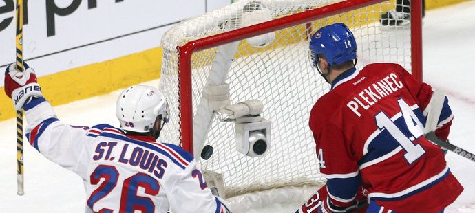 Martin St.Louis se raduje, Plekanec i brankář Price už jsou bezmocní.