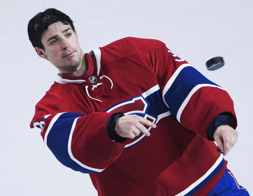 Carey Price hází puk šťastlivci do hlediště