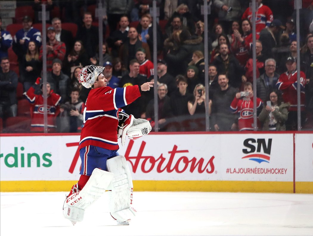 Carey Price posílá dar do hlediště jednomu z fanoušků