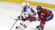 Český útočník Montrealu Tomáš Plekanec stíhá soupeře z Rangers Ricka Nashe