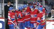 Rene Bourque přijímá gratulace od svých parťáků z Montrealu Canadiens. Ti i díky jeho trefě porazili v pátém zápase Rangers 7:4 a živí naději na postup do bitvy o Stanley Cup