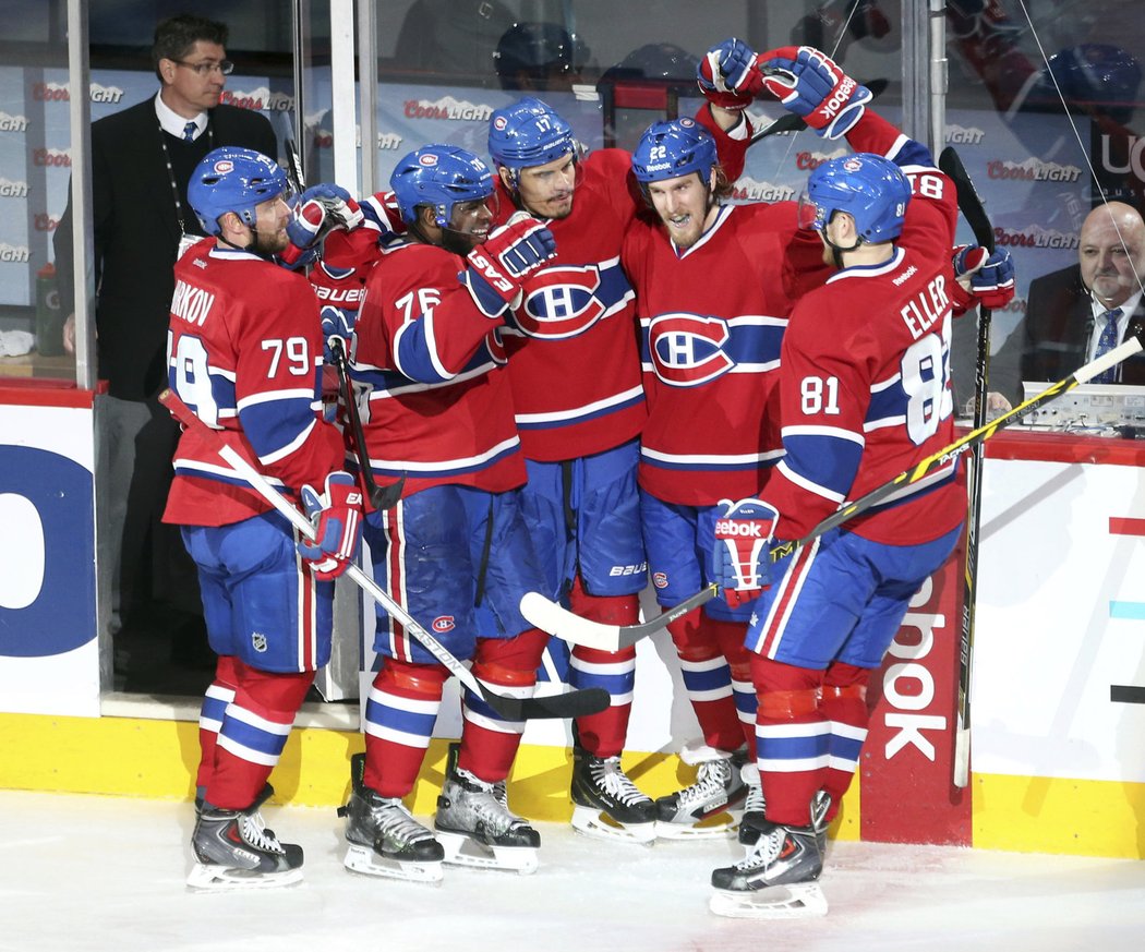 Rene Bourque přijímá gratulace od svých parťáků z Montrealu Canadiens. Ti i díky jeho trefě porazili v pátém zápase Rangers 7:4 a živí naději na postup do bitvy o Stanley Cup