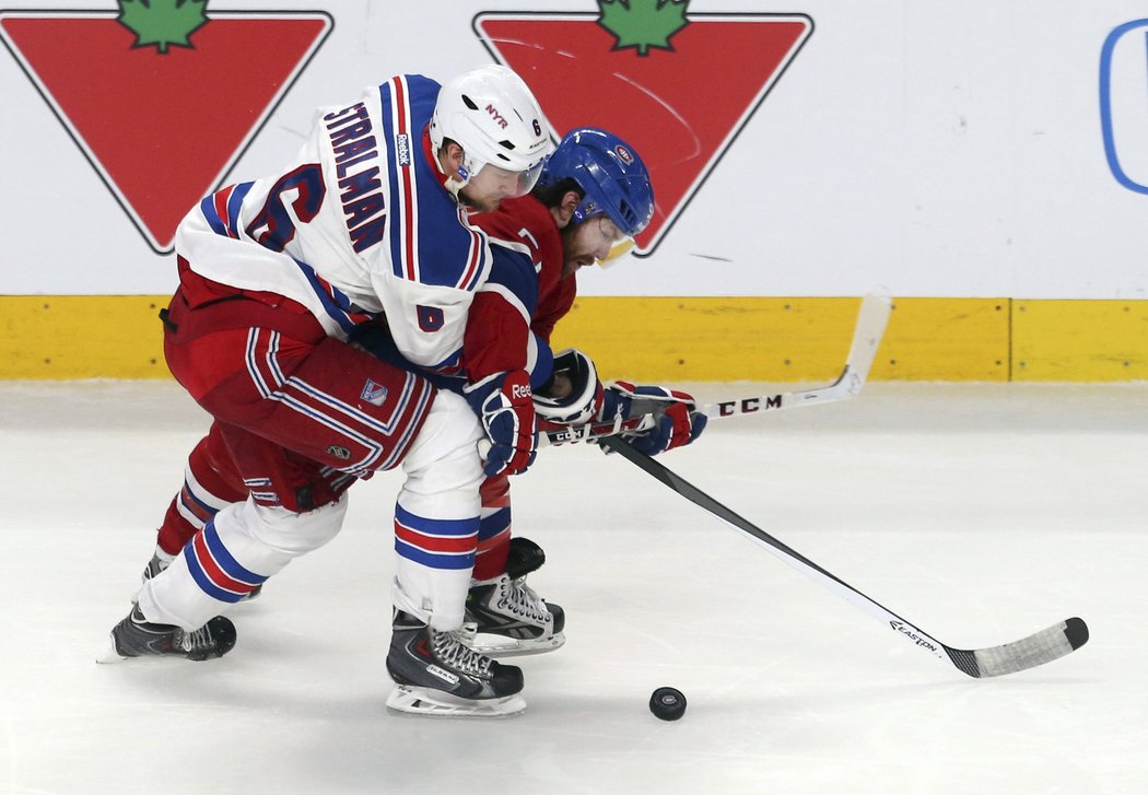 Jako klíště. Anton Stralman z Rangers pevně přilepený na záda montrealského Davida Desharnaise