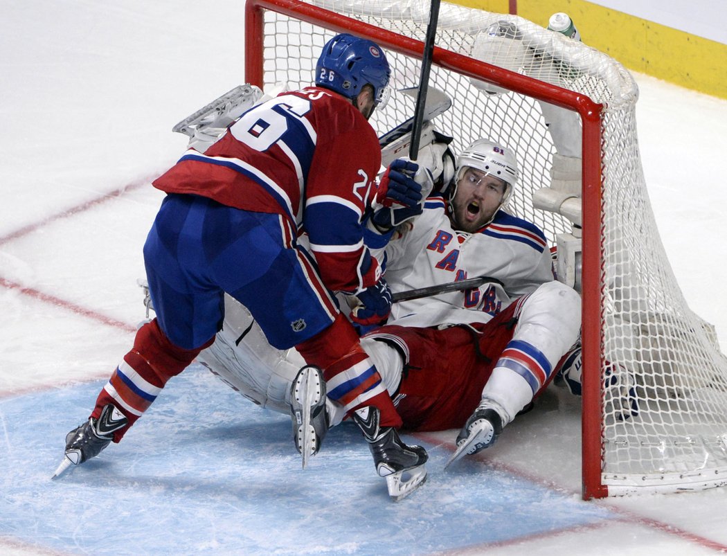 Takhle si asi pořádný tah na branku Rick Nash nepředstavoval... útočník Rangers v ní skončil díky důraznému zákroku Joshe Gorgese