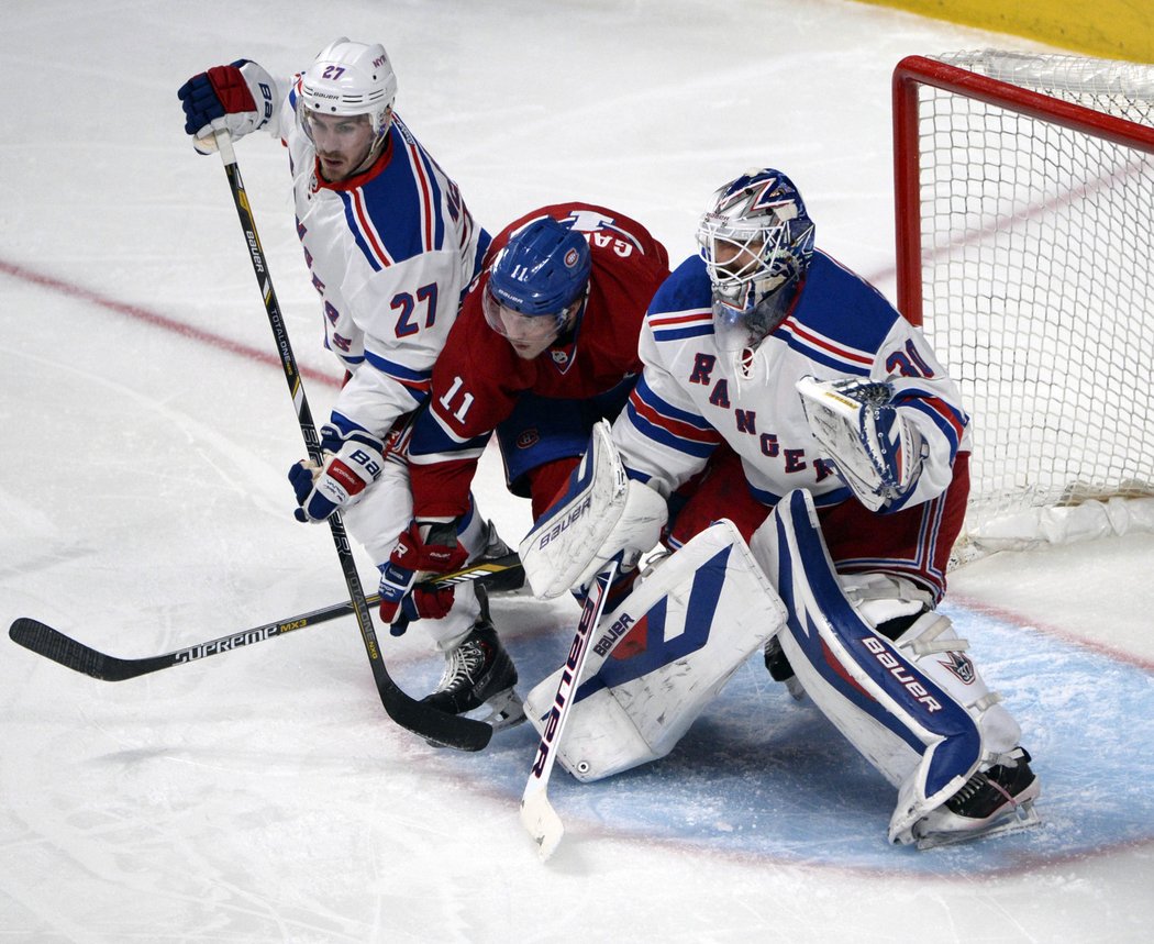 Brendan Gallagher z Canadiens se pokouší rozhodit obranu Rangers