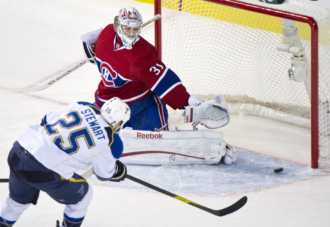 Skóre zápasu s Montrealem ukončil Chris Stewart. Montreal - St.Louis 0:3.