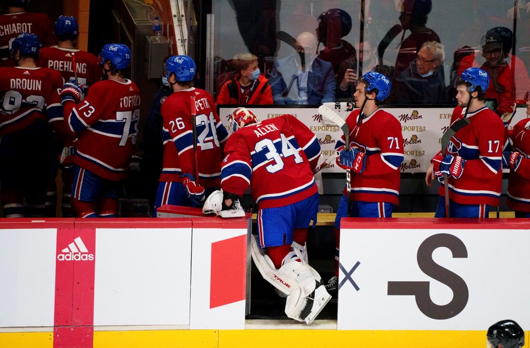 Zklamaní hráči Montrealu odchází z ledu po prohře s Canucks