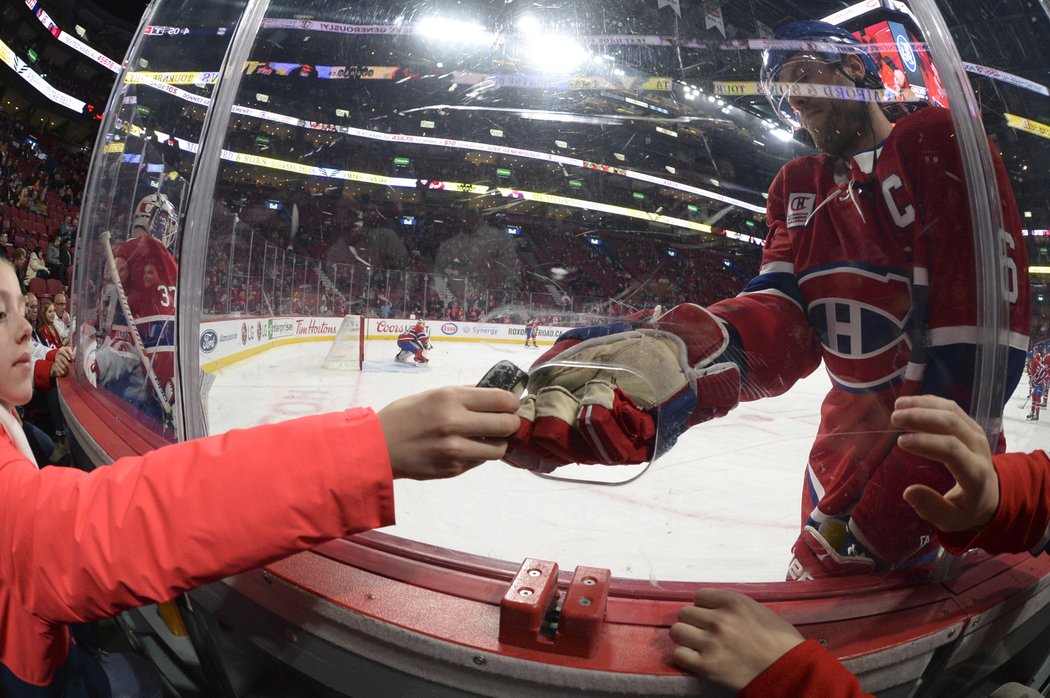 Takhle se Shea Weber stará o fanoušky Montrealu