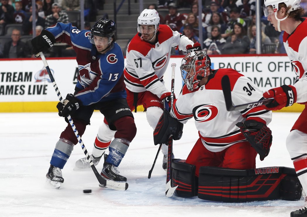 Petr Mrázek přispěl v pondělním utkání NHL svým čtvrtým čistým kontem v sezoně k výhře Caroliny na ledě Colorada 3:0.