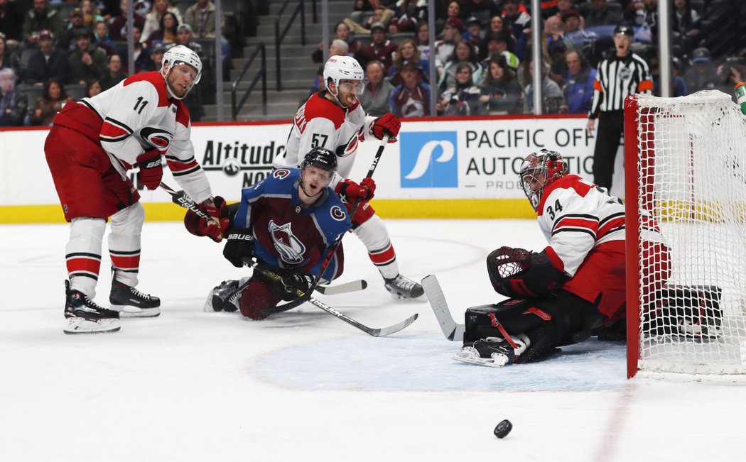 Petr Mrázek přispěl v pondělním utkání NHL svým čtvrtým čistým kontem v sezoně k výhře Caroliny na ledě Colorada 3:0.