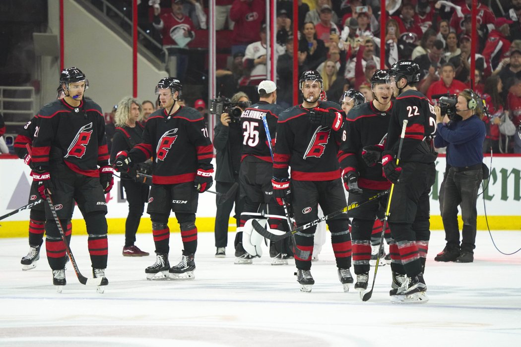 Hokejisté Caroliny dovolili vítězům posledního Stanley Cupu vstřelit na svém ledě jediný gól a srovnali sérii na 2:2.