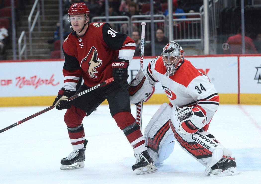 Petr Mrázek nezabránil v pátečním duelu NHL 21 zákroky porážce hokejistů Caroliny na ledě Arizony 3:4 v prodloužení.