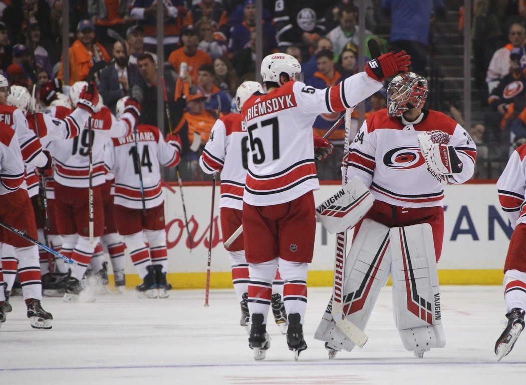 Petr Mrázek zastavil v prvním duelu semifinále Východní konference NHL všech 31 střel New Yorku Islanders a dovedl Carolinu k výhře 1:0 v prodloužení.