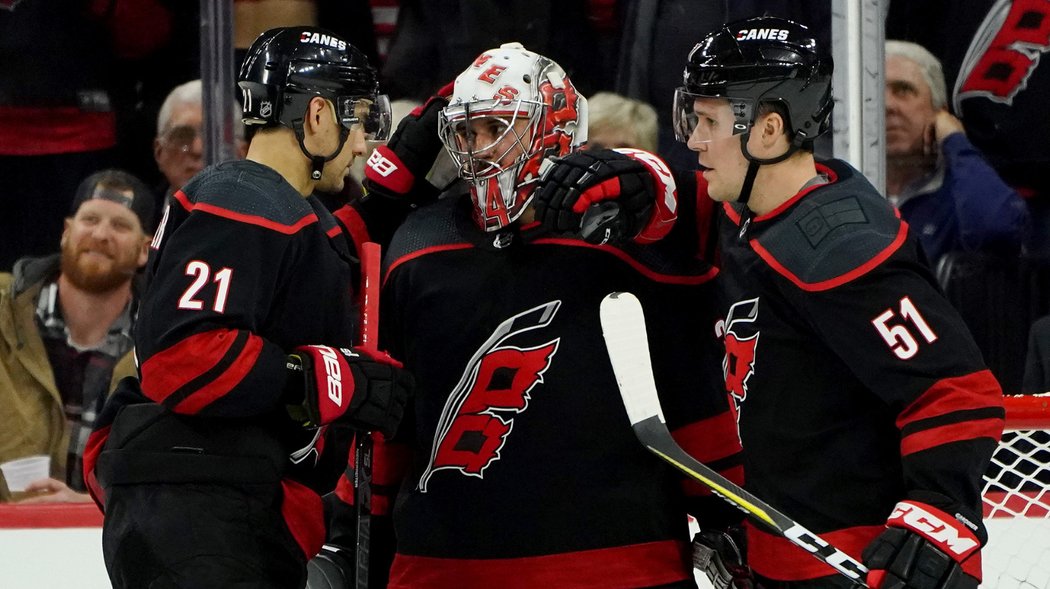 Petr Mrázek pomohl v NHL 35 zákroky k výhře Caroliny 5:2 nad New Jersey a byl zvolen třetí hvězdou zápasu. Vítězství podpořil Martin Nečas dvěma body.