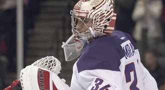 Brankář Mrázek znovu vévodí AHL, speciální zápas ozdobil nulou