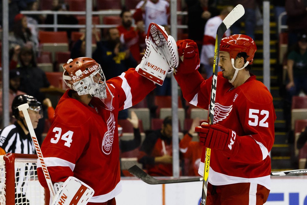 V úterním programu NHL se zaskvěl i Petr Mrázek, který pochytal 34 střel Dallasu.