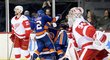 Hokejisté Detroitu s Petrem Mrázkem v brance podlehli v NHL na ledě New York Islanders 6:7 v prodloužení.