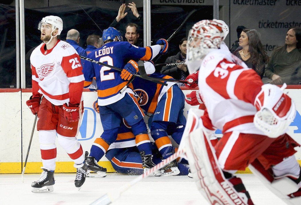 Hokejisté Detroitu s Petrem Mrázkem v brance podlehli v NHL na ledě New York Islanders 6:7 v prodloužení.