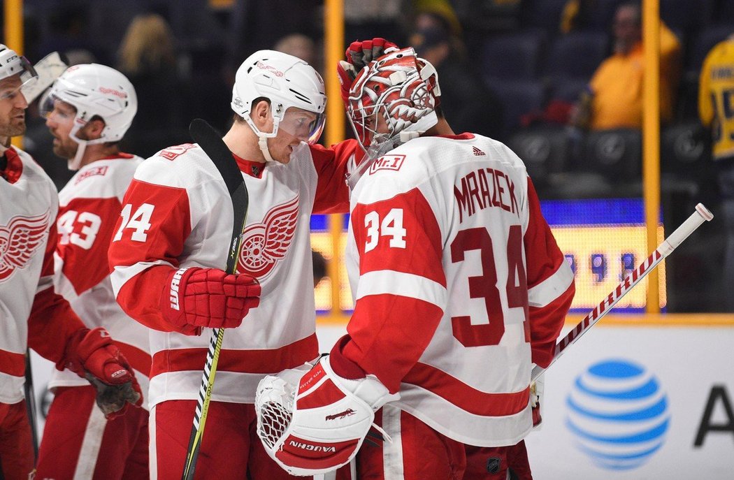 Petr Mrázek byl vyhlášen hlavní hvězdou sobotního zápasu NHL, ve kterém hokejisté Detroitu zvítězili 3:1 na ledě lídra Centrální divize Nashvillu.