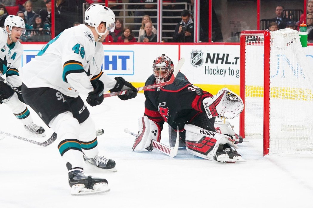 Tomáš Hertl překonal v pátečním utkání NHL Petra Mrázka, který ale vychytal Carolině výhru 4:3 po samostatných nájezdech nad San Jose.