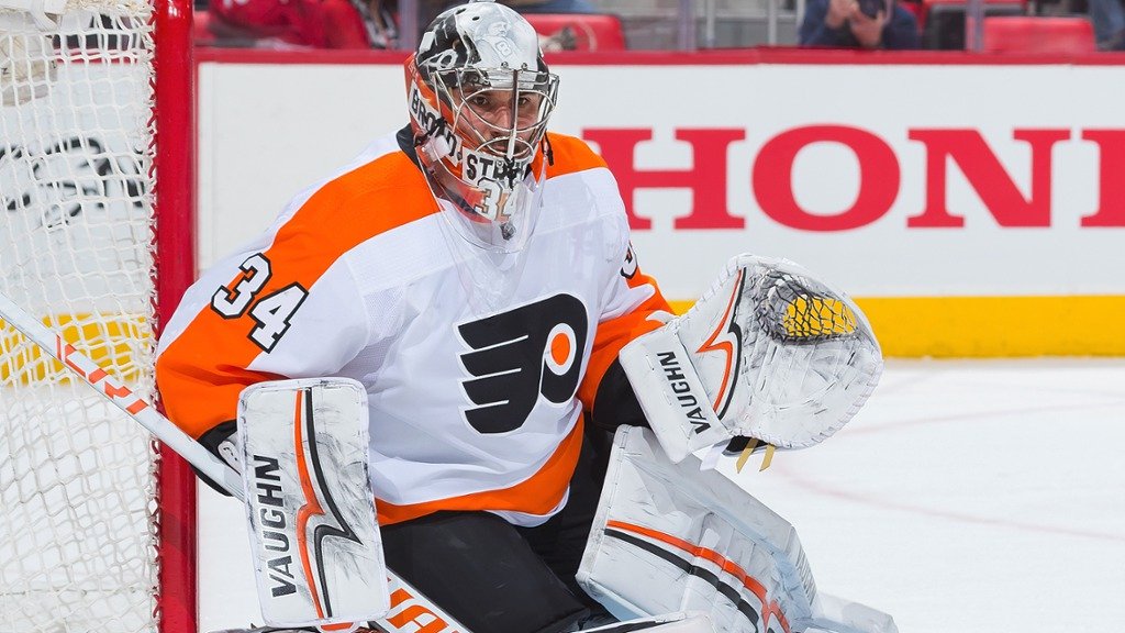 Český brankář Petr Mrázek v dresu Philadelphia Flyers