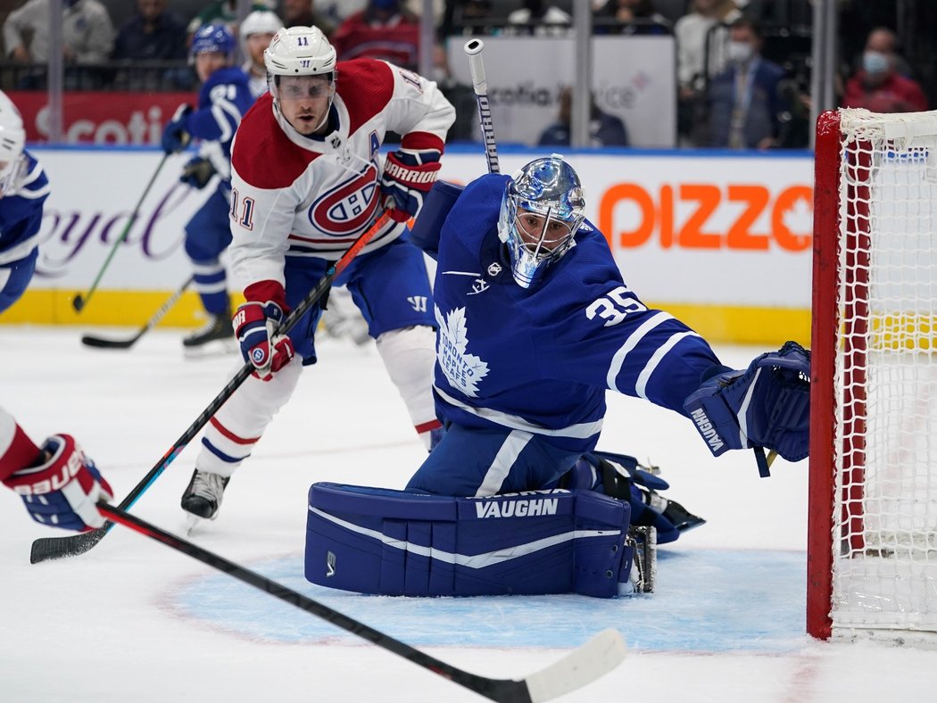 Brankář Petr Mrázek pomohl 20 zákroky k výhře Toronta nad Montrealem v přípravě na novou sezonu NHL