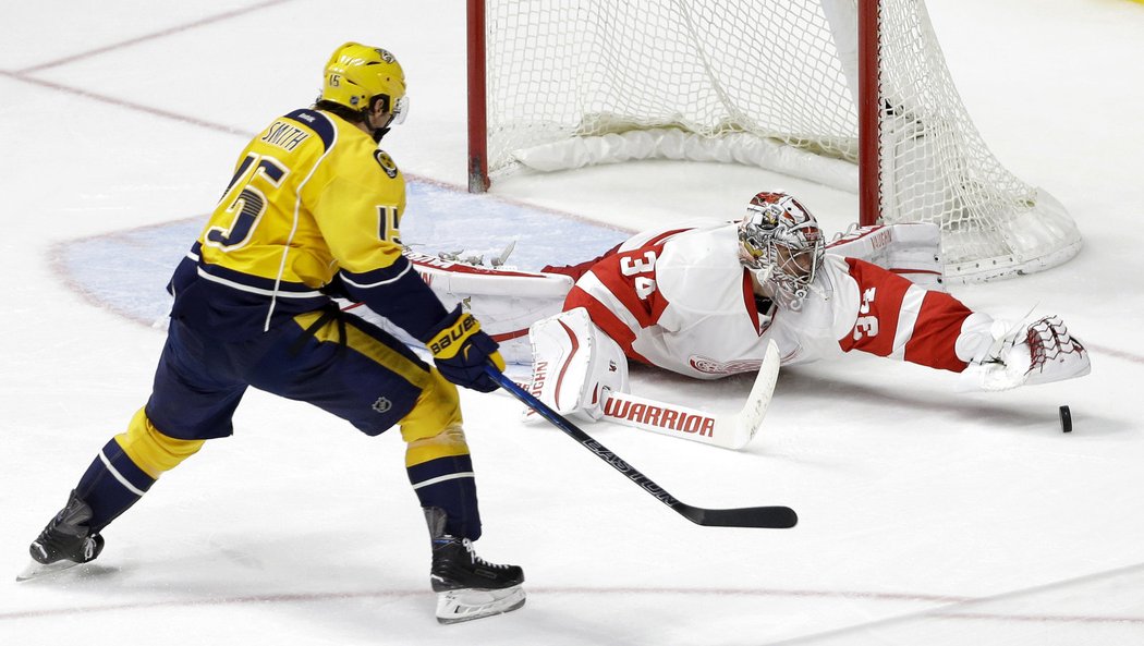 Petr Mrázek přispěl v NHL 24 zákroky k výhře hokejistů Detroitu 3:2 v Nashvillu