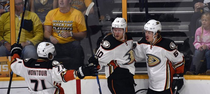 Skóre zápasu otevřel Corey Perry (uprostřed)