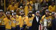 Nashville Predators se radují s trofejí pro vítěze Západní konference