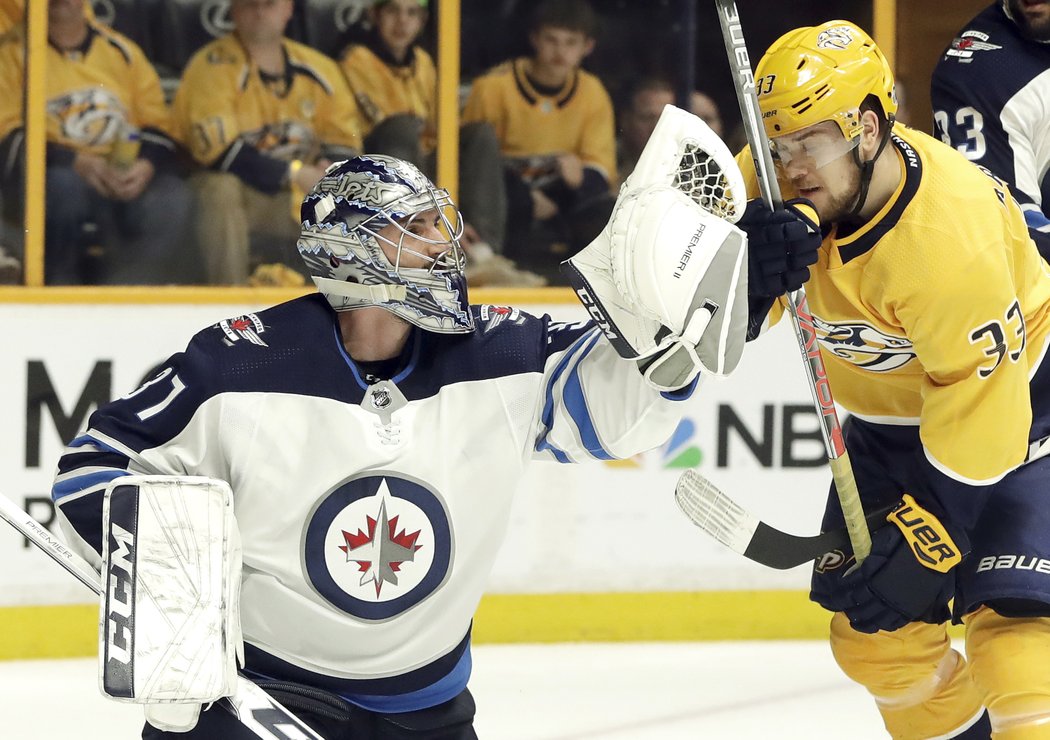 Connor Hellebuyck stihl zakročit před příchodem Viktora Arvidssona