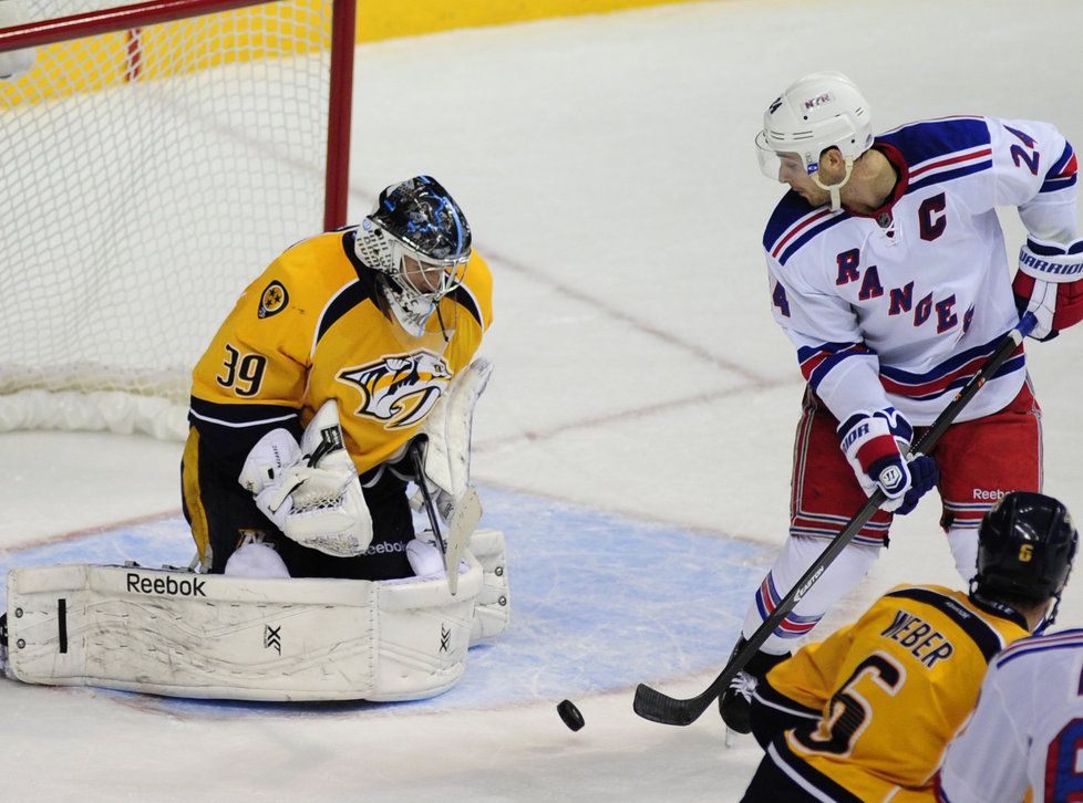 Marek Mazanec proti Rangers pochytal 32 ze 34 střel.