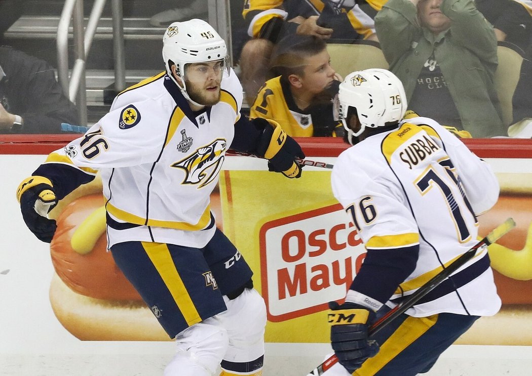 Pontus Aberg se ve finále Stanley Cupu 2017 trefil na ledě Pittsburghu, gól oslavil s hvězdným obráncem P. K. Subbanem