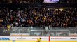 Obránce Predators Roman Josi děkuje fanouškům v Bernu po přípravném utkání, v němž zaznamenal tři body