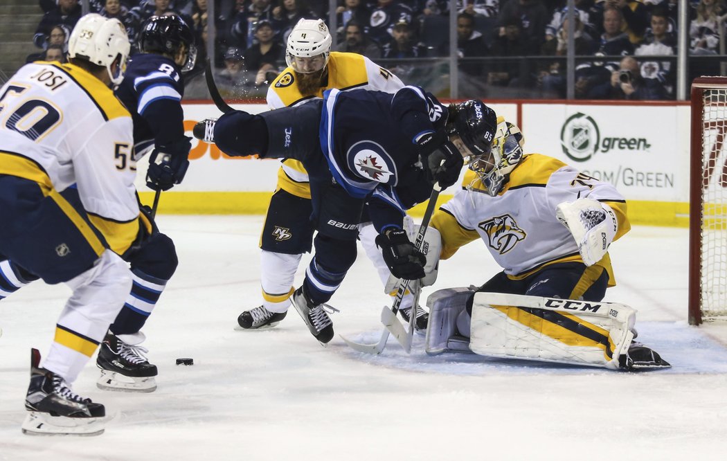 Mathieu Perreault (85) dělá nepořádek v brankovišti Nashvillu, Kyle Connor mezitím posílá puk do sítě