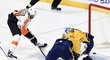 Wayne Simmonds z Philadelphie právě pokořil brankáře Nashvillu Juuse Sarose