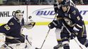 Gólman St. Louis Chris Mason chytá střelu českého útočníka Nashvillu Radka Bonka (uprostřed v bílém).