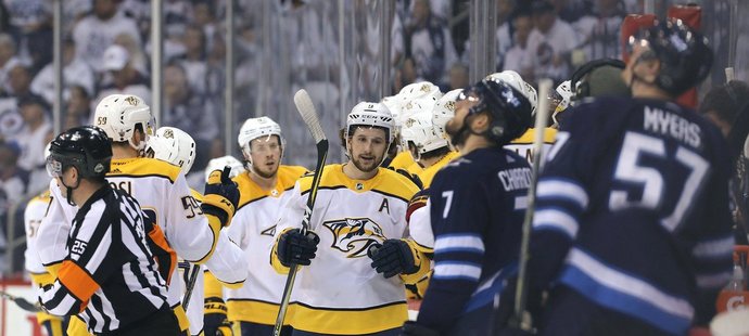 Hokejisté Nashvillu díky triumfu 4:0 ve Winnipegu odvrátili vyřazení z play off NHL a o postupujícím do finále Západní konference rozhodne sedmý duel.