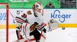 Kevin Lankinen v dresu Chicaga Blackhawks zatím září