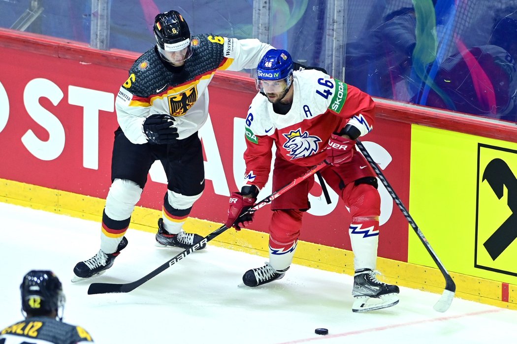 Kai Wissmann v souboji s Davidem Krejčím na MS v hokeji 2022