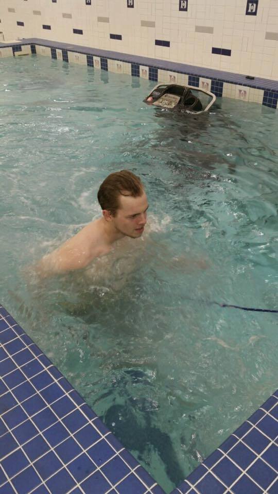 Místo na ledě dře hokejista Andrej Nestrašil v bazénu. Musí být trpělivý, vážné zranění je třeba doléčit.