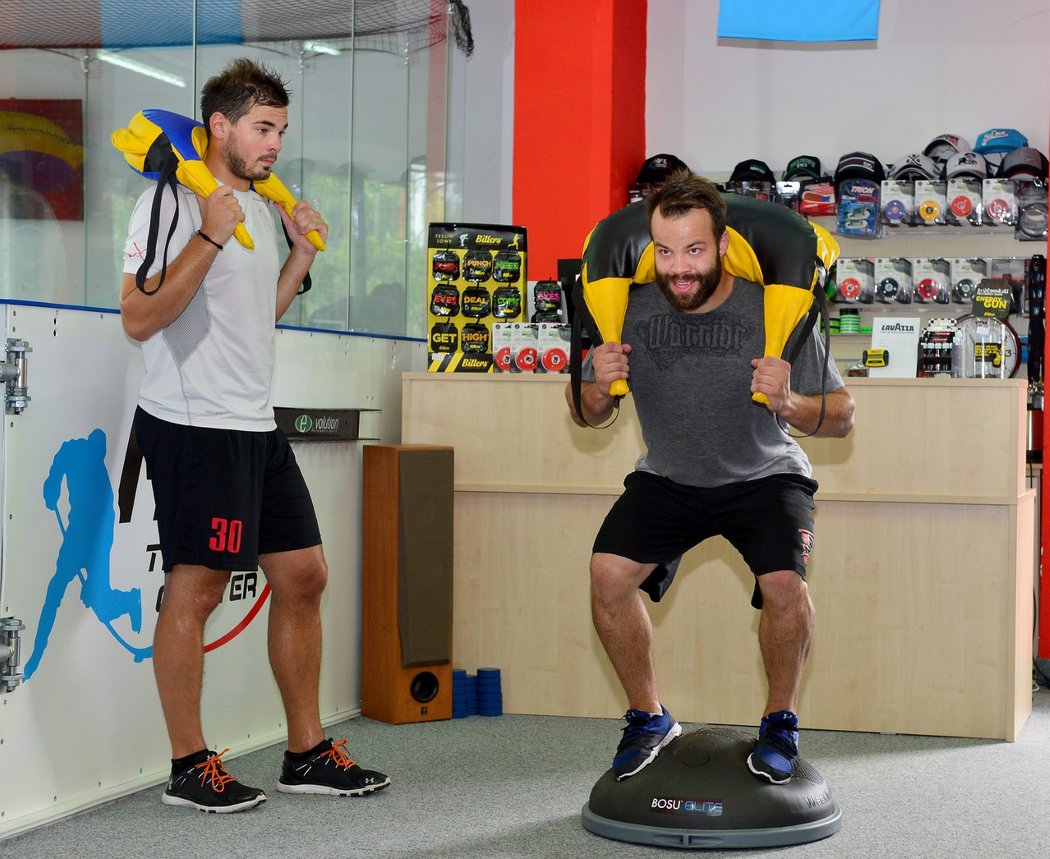 Hokejisté Radko Gudas (vlevo) a Michal Neuvirth se spolu během léta již roky připravují