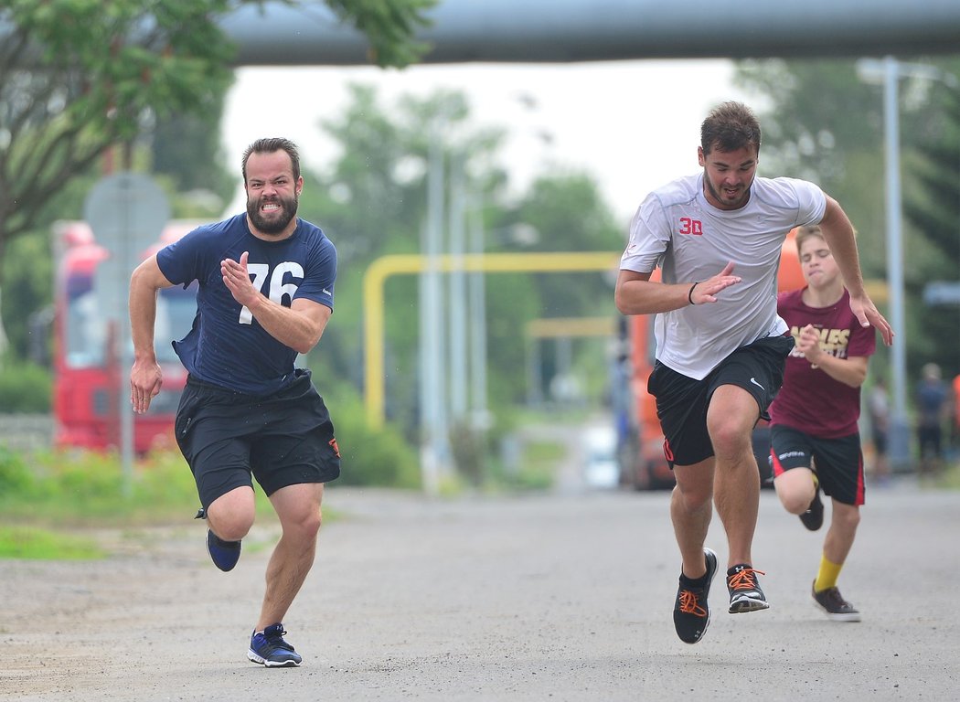 Hokejisté Radko Gudas (vlevo) a Michal Neuvirth se spolu během léta již roky připravují