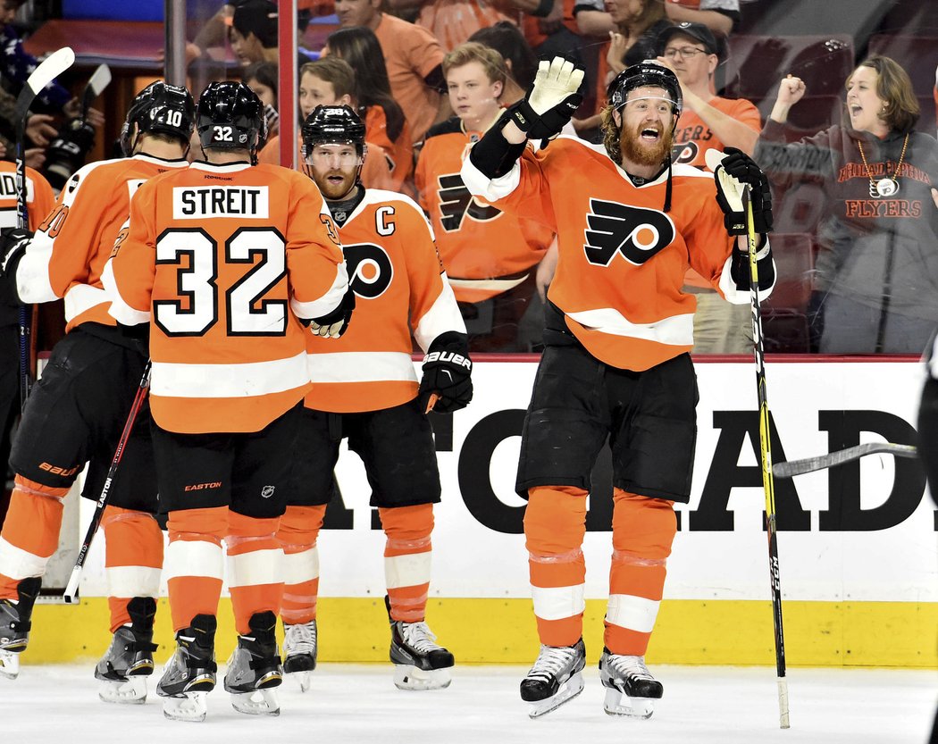 Hokejisté Philadelphie se radují z první výhry v sérii proti favorizovanému Washingtonu